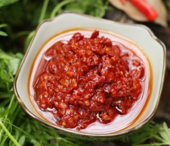 重慶火鍋底料批發之酸蘿卜鵝掌火鍋的做法！