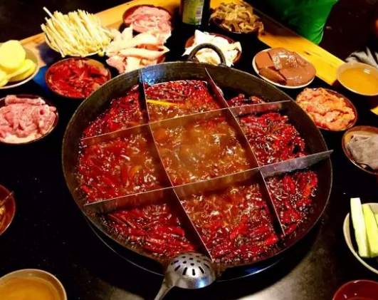 火鍋店在炒制火鍋底料時(shí)需要注意哪些注意事項(xiàng)？